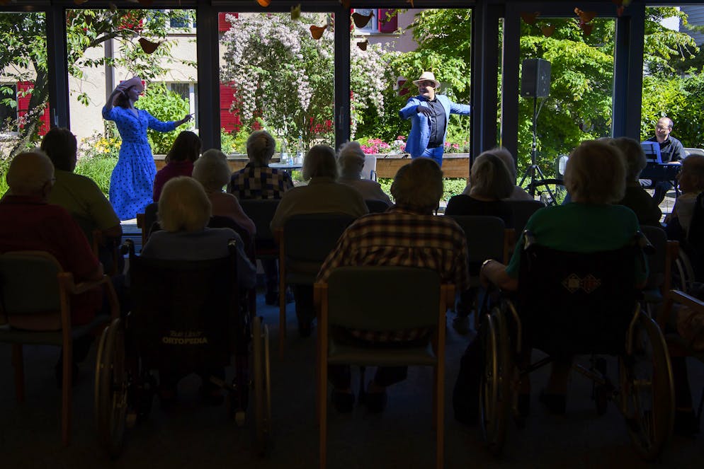 Nazariy Sadivskyy, Saenger Konzert Theater Bern, rechts, und Reka Szabo, Saengerin Konzert Theater Bern, links, singen vor Senioren, die auf der Terrasse im Betagtenheim Mattenhof sitzen, am Montag, 18. Mai 2020 in Bern.