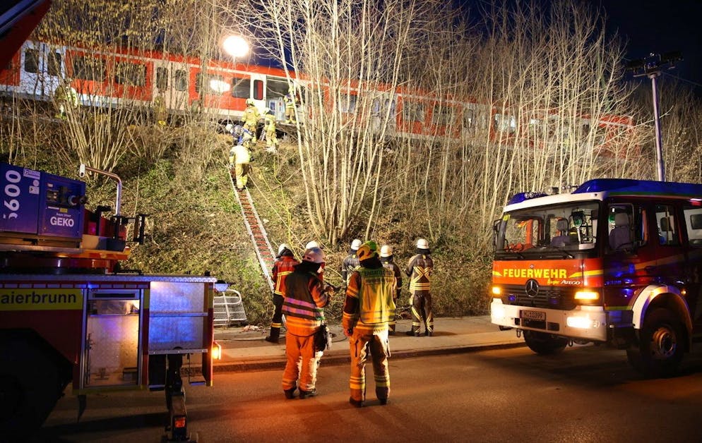 I soccorritori lavorano sul luogo dell'incidente