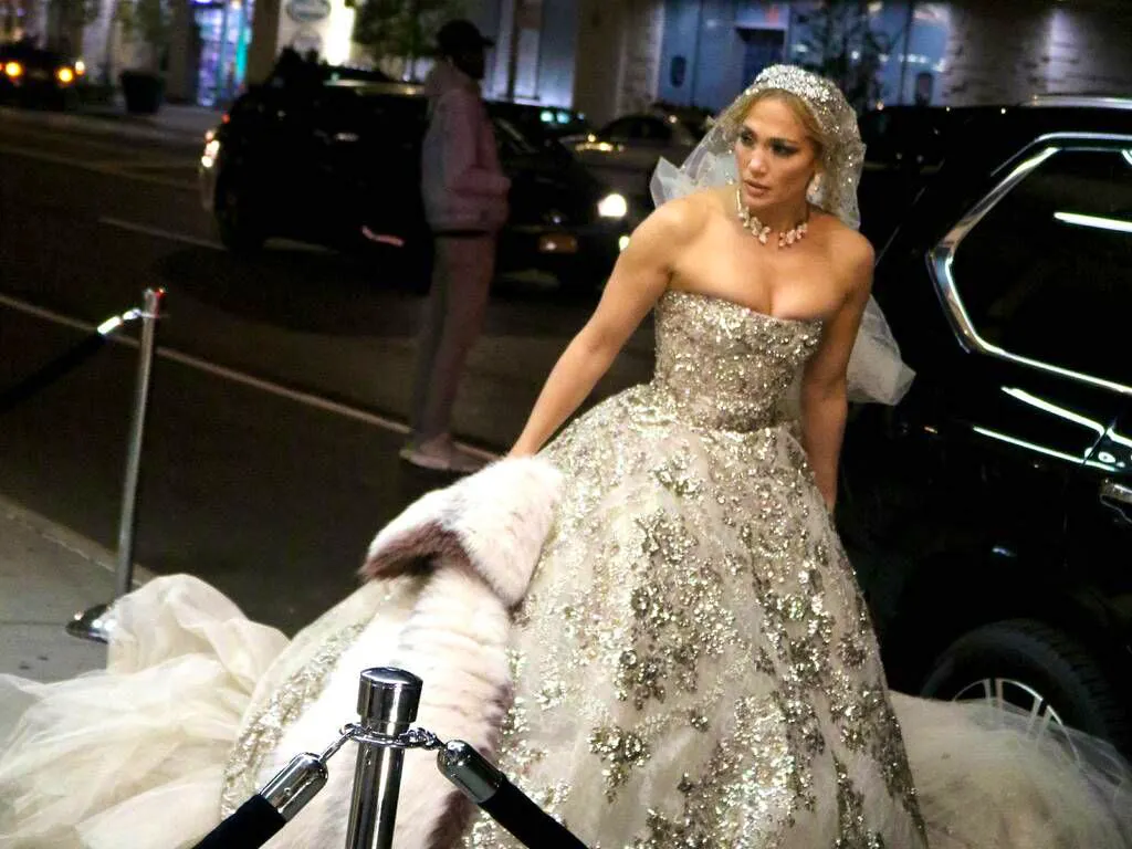 Jennifer Lopez. L'abito da sposa indossato in «Marry Me» pesa oltre 40 kg.