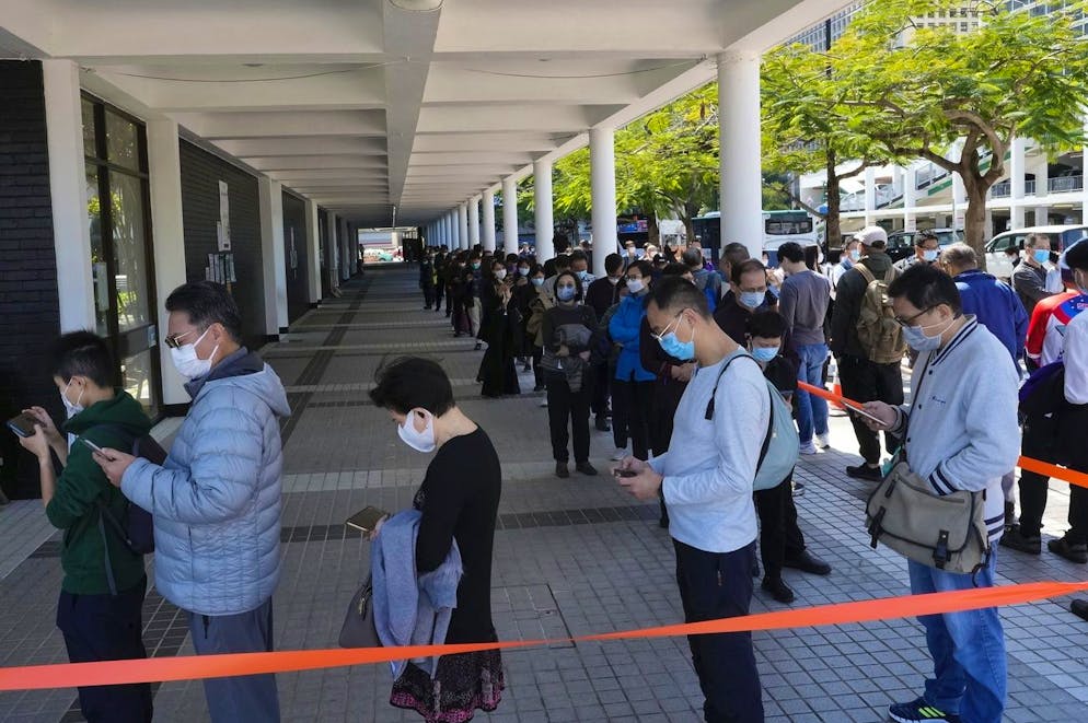 Les résidents font la queue pour se faire tester pour le coronavirus dans un centre de test temporaire pour COVID-19 à Hong Kong, le lundi 14 février 2022.