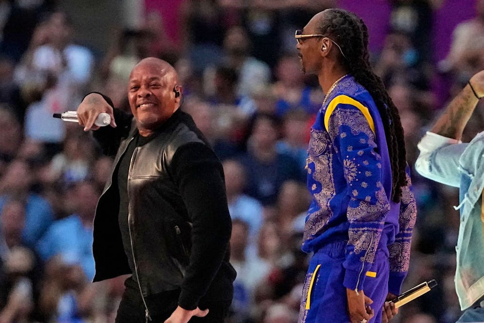 Dr. Dre (l) und Snoop Dogg perfomen gemeinsam.