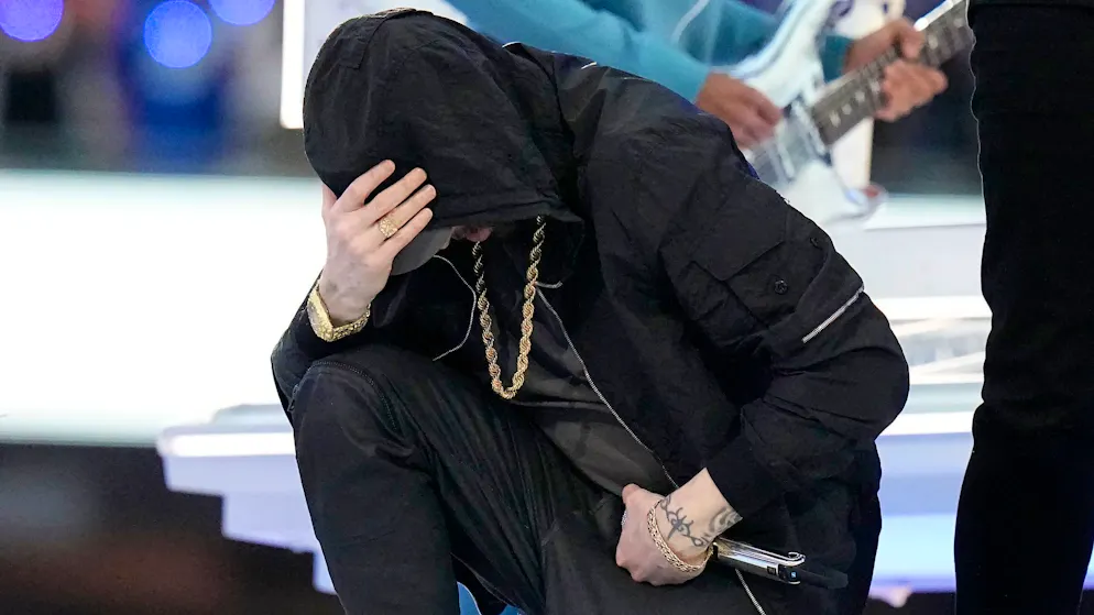 Geste gegen Rassismus. Eminem setzt mit Kniefall in der Super-Bowl-Pause ein Zeichen