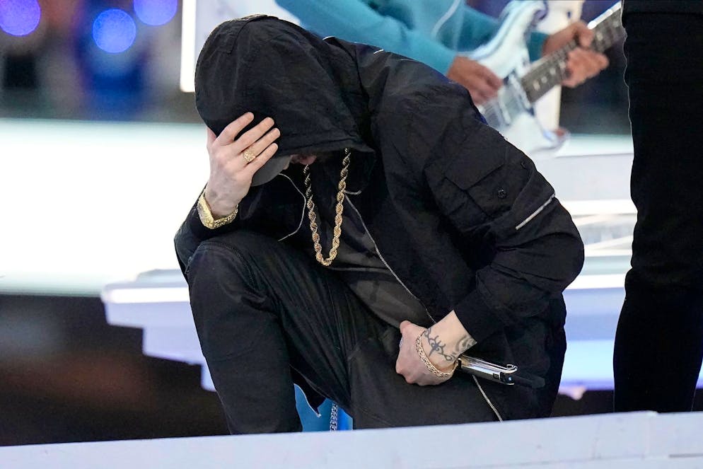 Eminem kniete sich während der Halbzeit-Show beim Super-Bowl-Finale kurzzeitig hin.