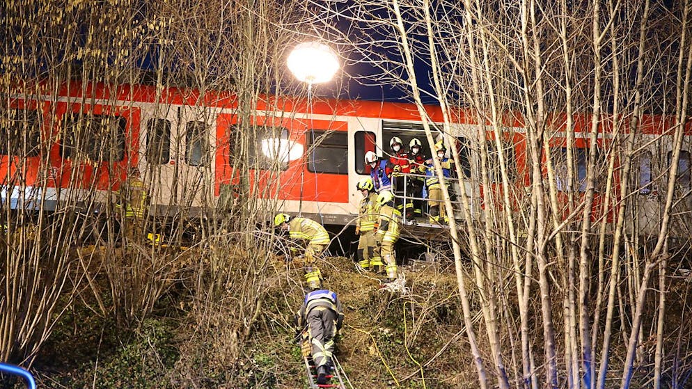 Un morto e diversi feriti è il bilancio di un incidente ferroviario che ha coinvolto due treni pendolari vicino Monaco, in Germania.