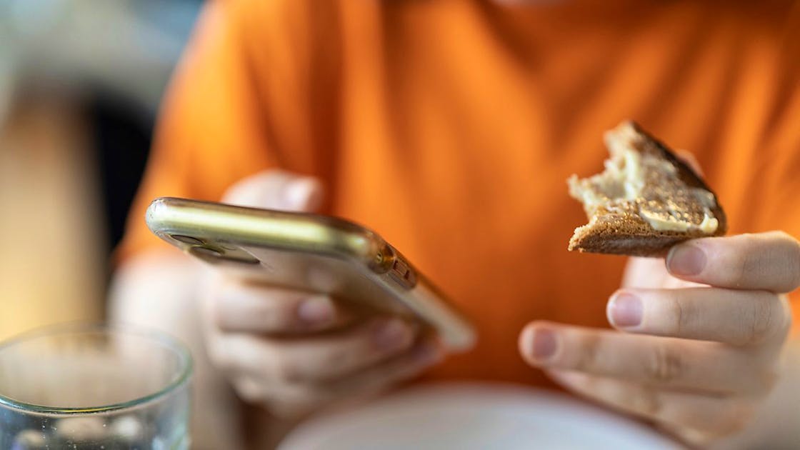 Wieso das Smartphone das gemeinsame Mittagessen ruinieren kann thumbnail