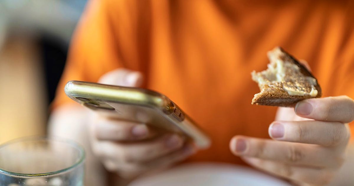 Wieso das Smartphone das gemeinsame Mittagessen ruinieren kann thumbnail