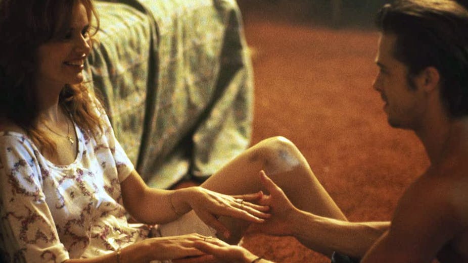 «Thelma and Louise», 1991: Als der Film von Ridley Scott in&nbsp; die Kinos kommt, beginnt etwas Neues im Roadmovie-Genre, das bis dahin Frauen die klassischen Nebenrollen zuwies. Die Sexszene zwischen Brad Pitt und Geena Davies ist zudem so heiss, dass sie für die Kino-Version zensiert wurde.