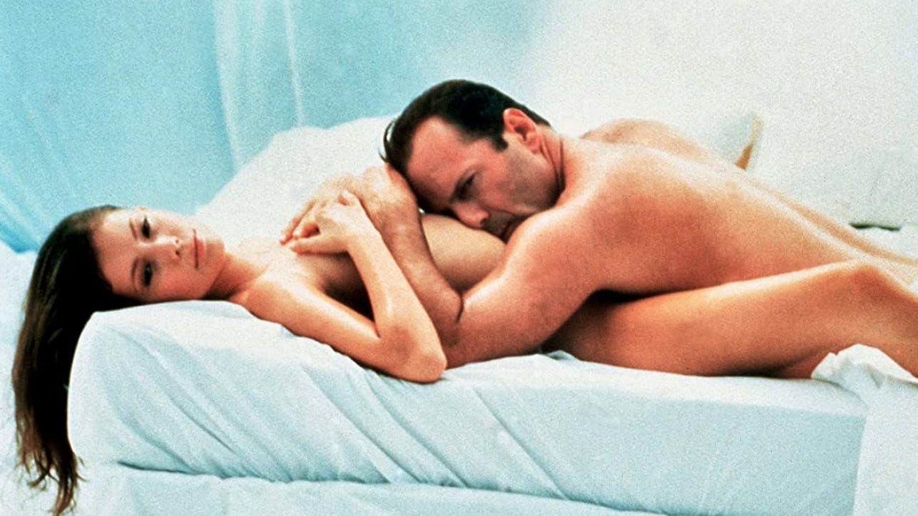 «Color of Night», 1994: In diesem Thriller lieben sich Bruce Willis und Jane March nur im Bett, sondern auch im Pool. Und dort passiert es dann: Die Zuschauer*innen bekommen einen kurzen Moment lang die&nbsp;ganze Männlichkeit von Willis zu Gesicht. Was im prüden Amerika&nbsp;für ziemlich viel Aufregung sorgte.