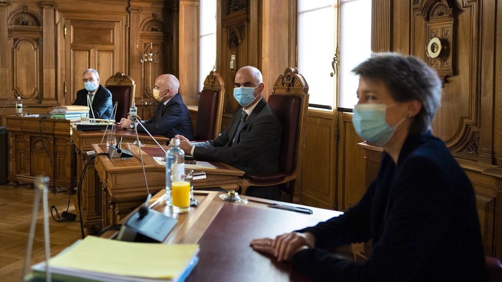 Bundesraetin Simonetta Sommaruga, Bundesrat Alain Berset, Bundesrat Ueli Maurer und Bundesrat Guy Parmelin, von vorne, waehrend der ersten offiziellen Bundesratssitzung des Jahres 2022, am Mittwoch, 12. Januar 2022 im Bundesratszimmer im Bundeshaus in Bern. (KEYSTONE/Peter Klaunzer).