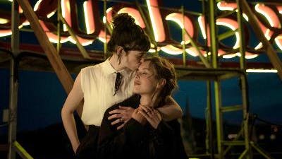 «Eldorado KaDeWe», 2021: Die Fernsehserie, in der <a href="https://www.bluewin.ch/de/leben/lifestyle/joel-basman-dafuer-muesste-man-mir-mehr-gage-bezahlen-851185.html">Joel Basman </a>die Hauptrolle spielt, taucht ins Berlin der 20er-Jahre ab und erzählt eine lesbische Liebesgeschichte. «Die Abbildung lesbischer Sexualität ist im Kino eine lange Aneinanderreihung von Ärgernissen,» schrieb dazu die <a target="_blank" rel="nofollow" href="https://taz.de/Neue-Serie-Eldorado-KaDeWe/!5820235">Berliner Tagesszeitung TAZ,</a> um danach begeistert zu resümieren: «Dass es ausgerechnet einer Serie der ARD gelingt, derart wahrhaftig und facettenreich von der Liebe zwischen zwei Frauen zu erzählen, ist für sich genommen schon eine kleine Sensation.»