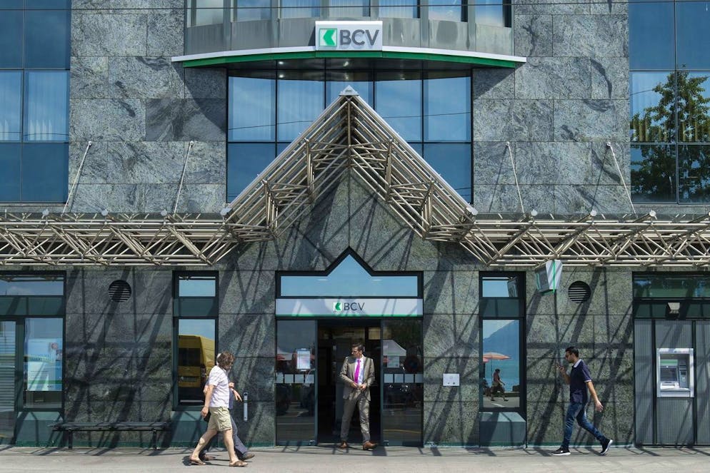 People pass by the entrance of the cantonal bank of Vaud in Montreux, Switzerland, on June 16, 2017. (KEYSTONE/Thomas Delley)
L'entree du siege de la Banque Cantonale Vaudoise, BCV, a Montreux le 16 juin 2017. (KEYSTONE/Thomas Delley)