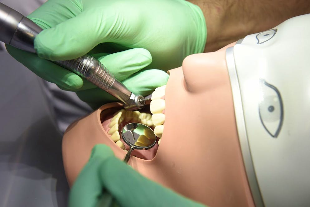 Des etudiants dentiste s'entrainent sur des tetes en plastiques, lors de la visite des installations pour l'inauguration officielle de la Clinique universitaire de medecine dentaire CUMD, ce vendredi, 16 mars 2018, a Geneve. (KEYSTONE/Christian Brun)........