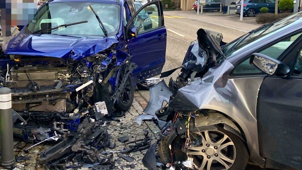Bei dem Unfall in Mumpf AG wurden die Fahrerin und der Fahrer der beiden Autos verletzt.