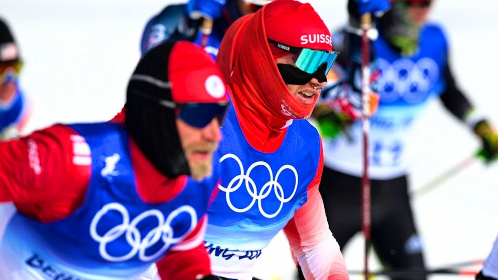 epa09770861 Dario Cologna (C) of Switzerland competes in the Men's 50km Mass Start race at the Zhangjiakou National Cross-Country Skiing Centre at the Beijing 2022 Olympic Games, Zhangjiakou, China, 19 February 2022. Due to strong winds, the start of the cross-country skiing men's 50km mass start has been delayed by one hour and shortened to 30km. EPA/VASSIL DONEV