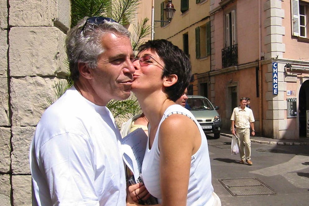Der verstorbene US-Milliardär Jeffrey Epstein mit seiner inzwischen verurteilten Partnerin Ghislaine Maxwell  haben jahrelang ein Missbrauchsnetzwerk unterhalten.