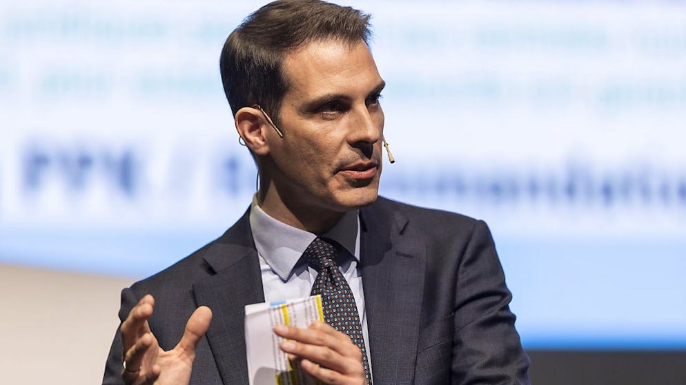 L'UDC spende oltre 4,5 milioni di franchi per la campagna elettorale. La battaglia per il terzo posto sarà probabilmente serrata: il PLR del presidente Thierry Burkart è ancora in vantaggio con il 14,6% (-0,5%).