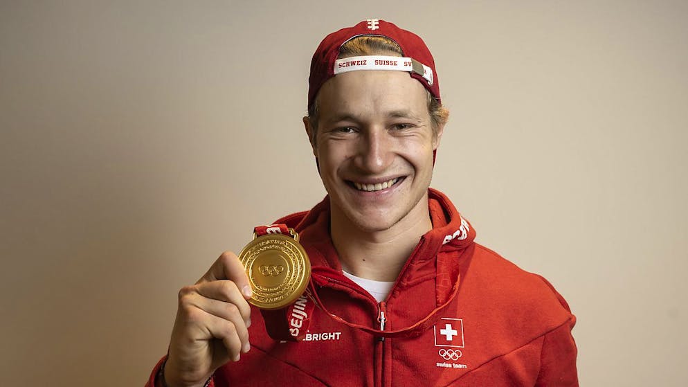 Erfolgreichste Schweizer Winterspiele – Platz 8 im Medaillenspiegel - Gallery. Olympiasieger Marco Odermatt mit seiner im Riesenslalom errungenen Goldmedaille