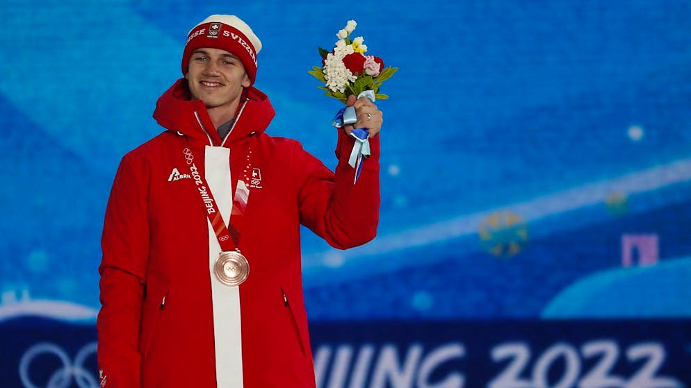 Erfolgreichste Schweizer Winterspiele – Platz 8 im Medaillenspiegel - Gallery. Snowboarder Jan Scherrer posiert mit seiner Bronzemedaille aus dem Halfpipe-Wettbewerb