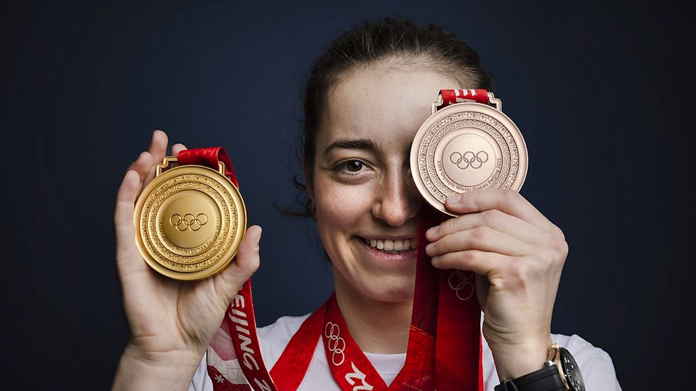 Erfolgreichste Schweizer Winterspiele – Platz 8 im Medaillenspiegel - Gallery. Mathilde Gremaud posiert mit ihren beiden Medaillen. Die Freestylerin gewann in Peking Gold im Slopestyle und Bronze im Big Air