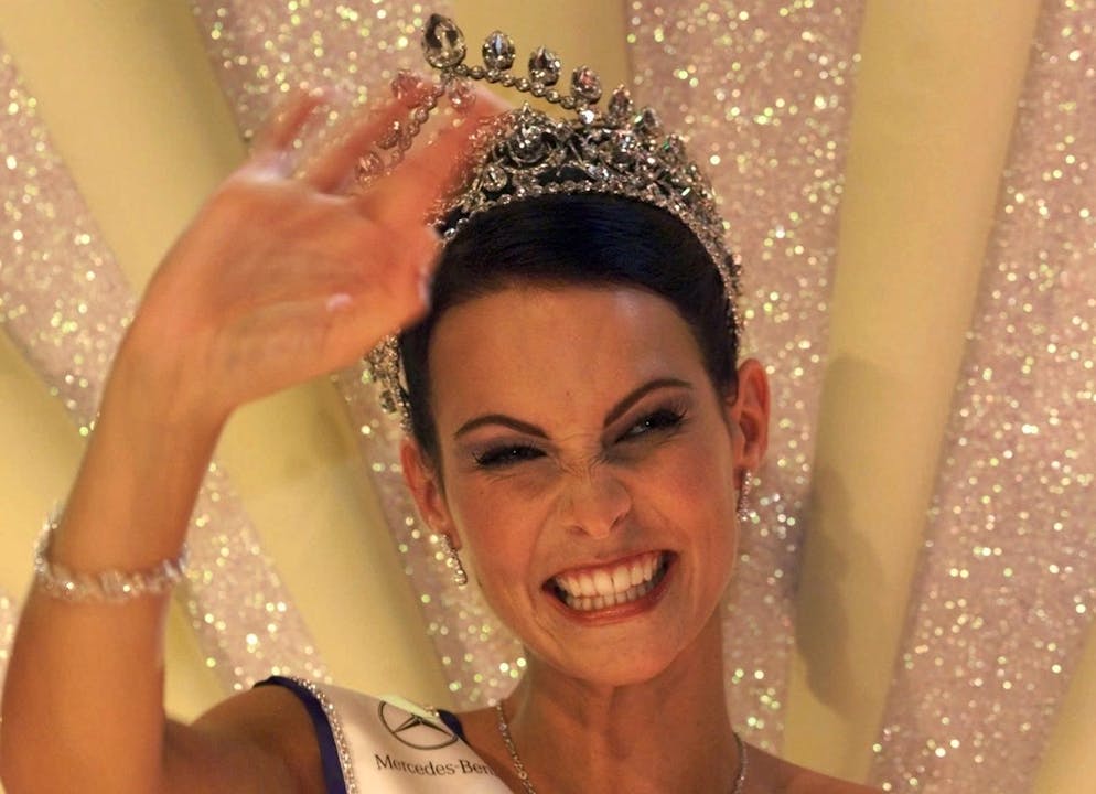 Die kaufmaennische Angestellte Anita Buri aus Berg TG, freut sich am Samstag, 28. August 1999 in Lugano auf dem Thron der Miss Schweiz ueber den Gewinn der Miss-Schweiz-Wahl 99. (KEYSTONE/Alessandro della Valle) ===ELECTRONIC IMAGE===