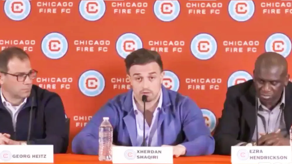 Xherdan Shaqiri mit Sportchef Georg Heitz und Trainer Ezra Hendrickson.