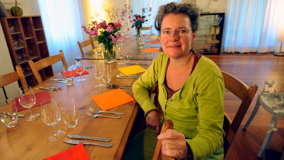 Malvaglia: Meret Bissegger, cucina naturale. Nella foto, Meret Bissegger, specialista in cucina neturale ripresa all' interno della sala da pranzo della casa di Malvaglia. © Ti-Press / Samuel Golay