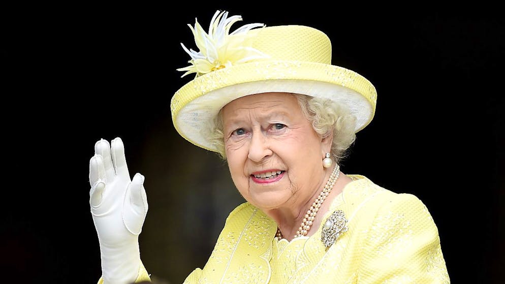 La regina Elisabetta, 96 anni ad aprile, ha ancora «sintomi leggeri» dopo il contagio da Covid annunciato domenica