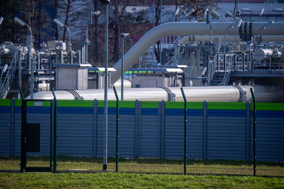 22 février 2022, Mecklembourg-Poméranie occidentale, Lubmin : les systèmes de la station de réception de gaz du gazoduc Nord Stream 2 de la mer Baltique sont sécurisés par de hautes clôtures et un écran de confidentialité. Dans le contexte de l'escalade du conflit russo-ukrainien, le gouvernement allemand suspend le processus d'approbation du gazoduc russo-allemand Nord Stream 2 jusqu'à nouvel ordre.