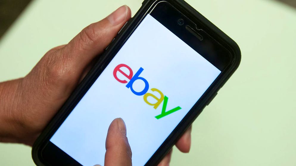 Nach dem Internet-Shopping-Boom während der Pandemie rechnet die Online-Handelsplattform Ebay mit schwächeren Geschäften. (Symbolbild)