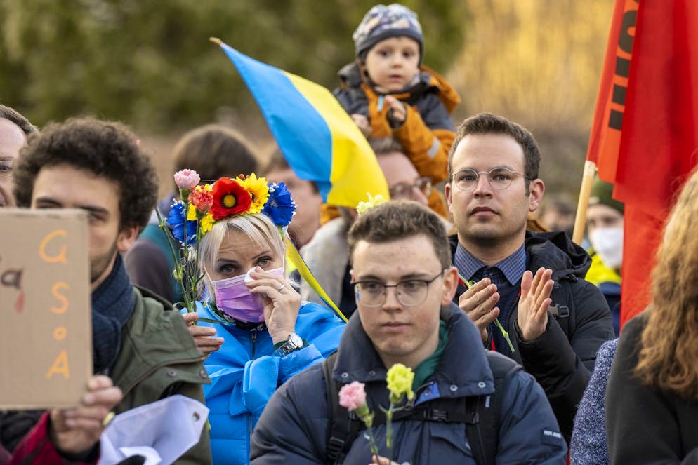 GSoA und Juso Aktivisten rufen bei einer Protestaktion vor der russischen Botschaft dazu auf, die russischen Truppen aus der Ukraine abzuziehen, am Mittwoch, 23. Februar 2022, in Bern. (KEYSTONE/Marcel Bieri)