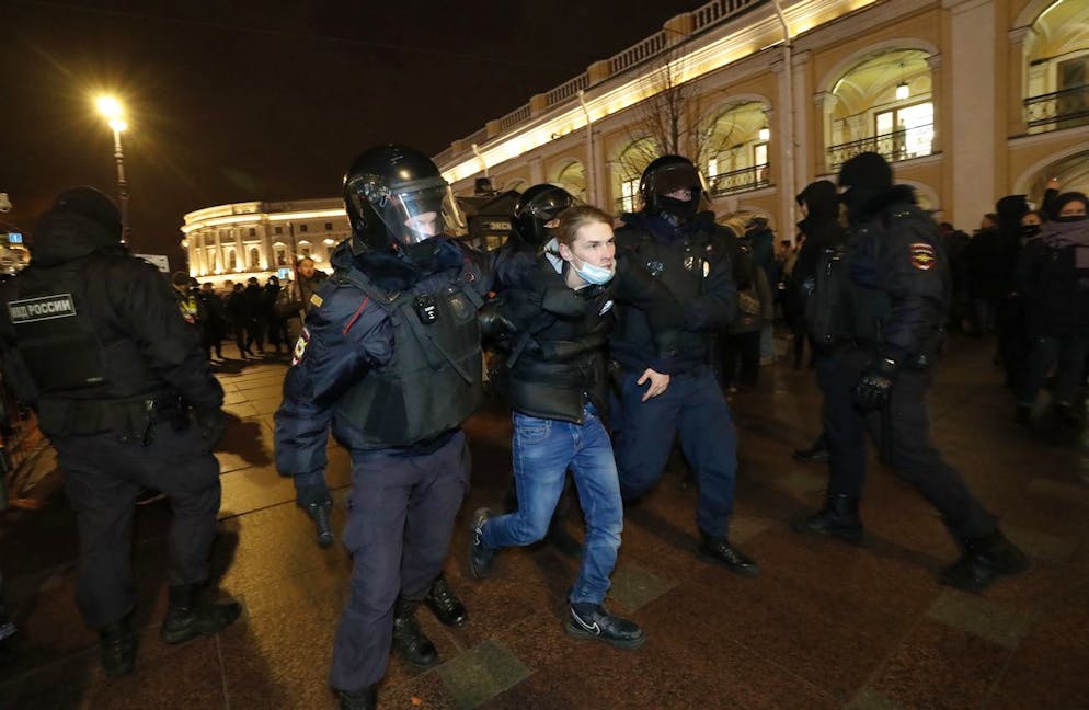 epa09781550 Russian policemen detain a protestor during rally against entry of Russian troops into Ukraine in St. Petersburg, Russia, 24 February 2022. On February 24, early in the morning, President Vladimir Putin announced his decision to launch a military special operation in the Donbass. Against this background, the ruble weakened against the dollar and the euro to a six-year low, the Russian stock market fell by 11 percent, trading on the Moscow and St. Petersburg stock exchanges were suspended. The prices of oil and precious metals are rising on world markets. EPA/ANATOLY MALTSEV