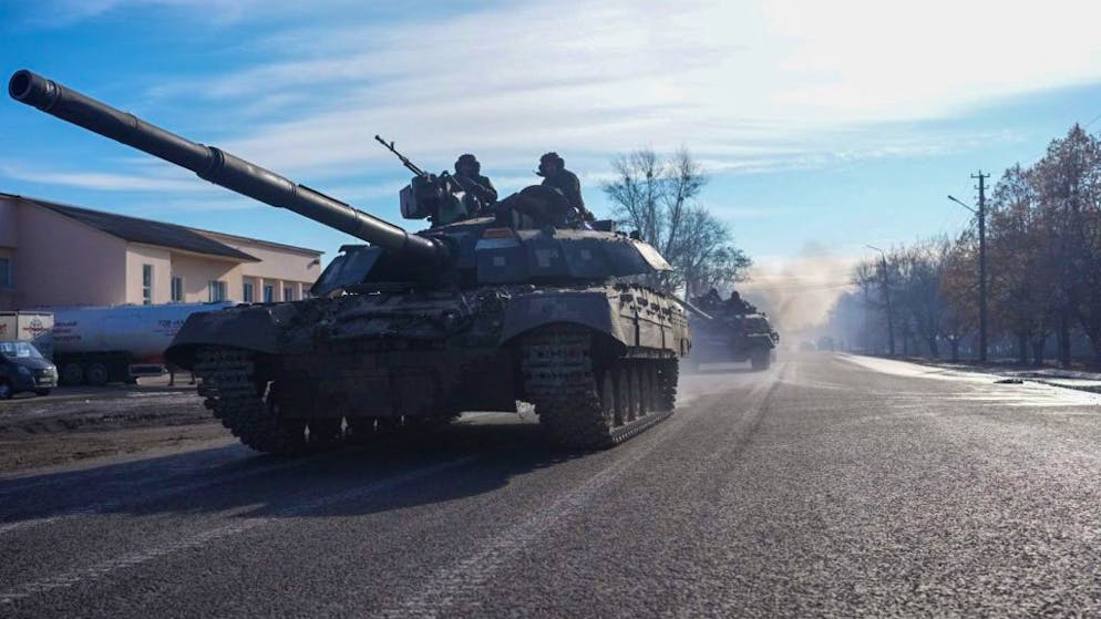 CHUHUIV, UKRAINE - FEBRUARY 24: Tanks of Ukrainian forces move following Russia's military operation on February 24, 2022, in Chuhuiv, Kharkiv Oblast, Ukraine. (Photo by Wolfgang Schwan/Anadolu Agency via Getty Images)