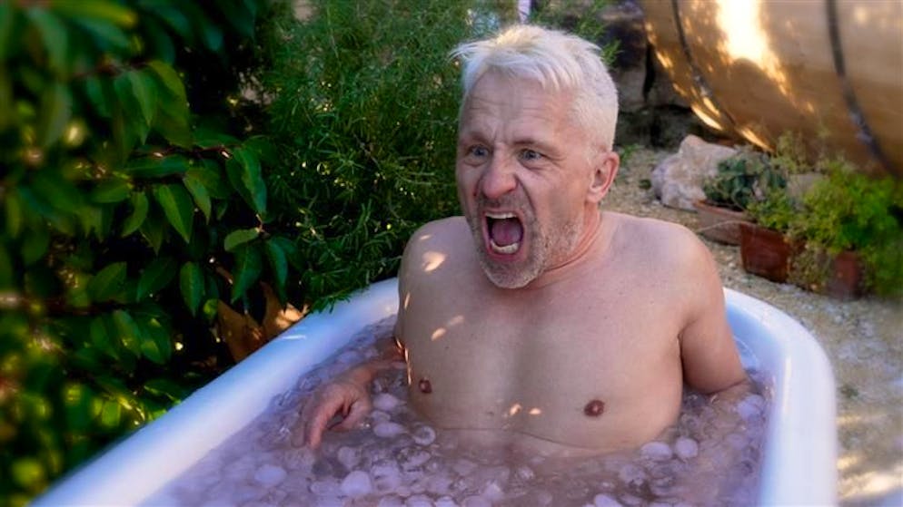 Mutprobe im Eisbad. Er weint vor Schmerz – und schreit vor Glück
