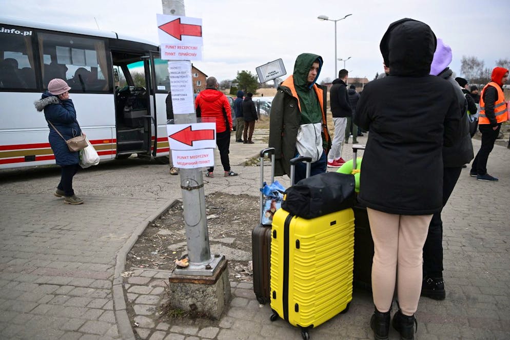 epa09784558 People fleeing the Russia - Ukraine conflicts arrive at the Polish-Ukrainian border in Medyka, southeastern Poland, 25 February 2022. About 29,000 people crossed Poland's border with Ukraine over the past 24 hours, with thousands of them declaring themselves as war refugees, the Polish head of the national security department has said on 25 February. EPA/DAREK DELMANOWICZ POLAND OUT