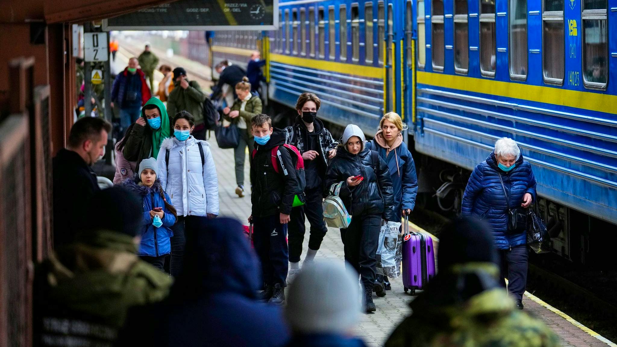 Menschen aus der Ukraine kommen am Bahnhof von Przemysl in Polen an. Auch die Schweiz erwartet Kriegsflüchtlinge.