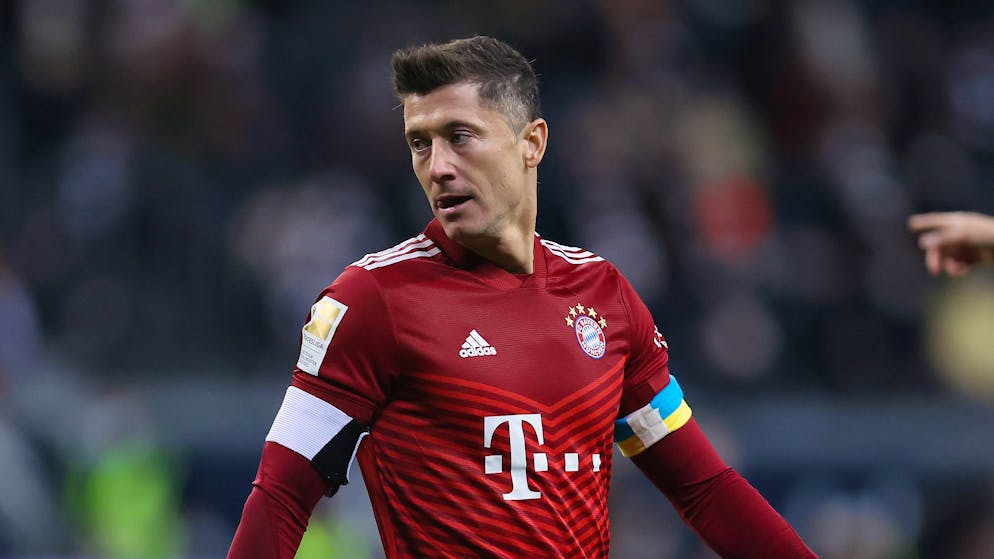 FRANKFURT AM MAIN, GERMANY - FEBRUARY 26: Robert Lewandowski of FC Bayern Muenchen wears an armband in the colors of the Ukraine flag during the Bundesliga match between Eintracht Frankfurt and FC Bayern Munich at Deutsche Bank Park on February 26, 2022 in Frankfurt am Main, Germany.  (Photo by Alex Grimm/Getty Images)