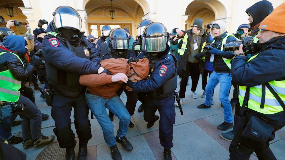 epa09789410 Russian policemen detain a protestor during rally against Russian invasion of Ukraine in St. Petersburg, Russia, 27 February 2022. Russian troops entered Ukraine on 24 February prompting the country's president to declare martial law and triggering a series of announcements by Western countries to impose severe economic sanctions on Russia. EPA/ANATOLY MALTSEV