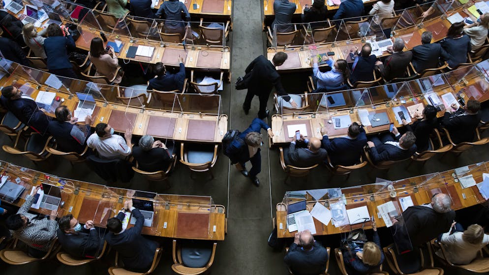 Nationalraete verabschieden sich nach den Schlussabstimmungen voneinander, am letzten Tag der Fruehlingssession der Eidgenoessischen Raete, am Freitag, 19. Maerz 2021, im Nationalrat in Bern. (KEYSTONE/Peter Klaunzer)