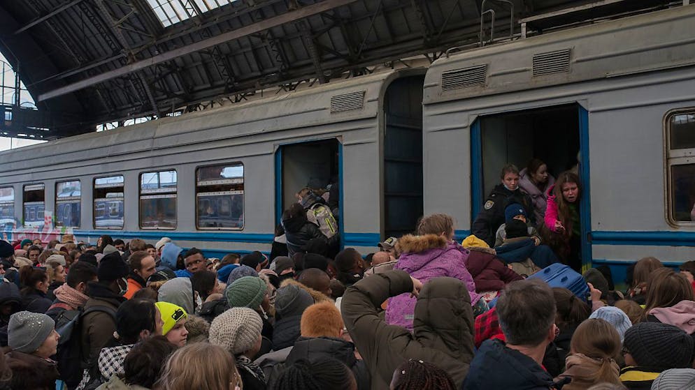 Die Leute drücken und ziehen, während alle versuchen, auf dem Bahnhof in den Zug nach Polen einzusteigen. Foto: Vincent Haiges/dpa