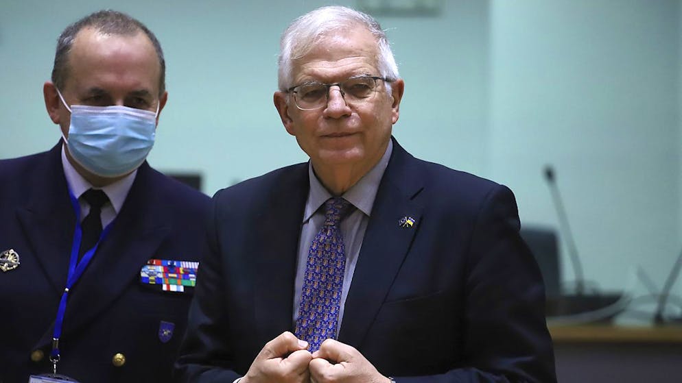 Josep Borrell (à dr.), Haut représentant de l'UE pour les Affaires étrangères, a annoncé les mesures contre la Banque centrale russe dimanche soir.
