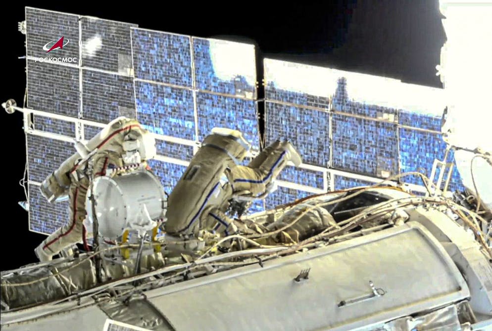 Dans cette image tirée de la vidéo de Roscosmos, les cosmonautes russes Oleg Novitsky, à gauche, et Piotr Dubrov, membres de l'équipage de la Station spatiale internationale (ISS), effectuent leur première sortie dans l'espace le mercredi 2 juin 2021.