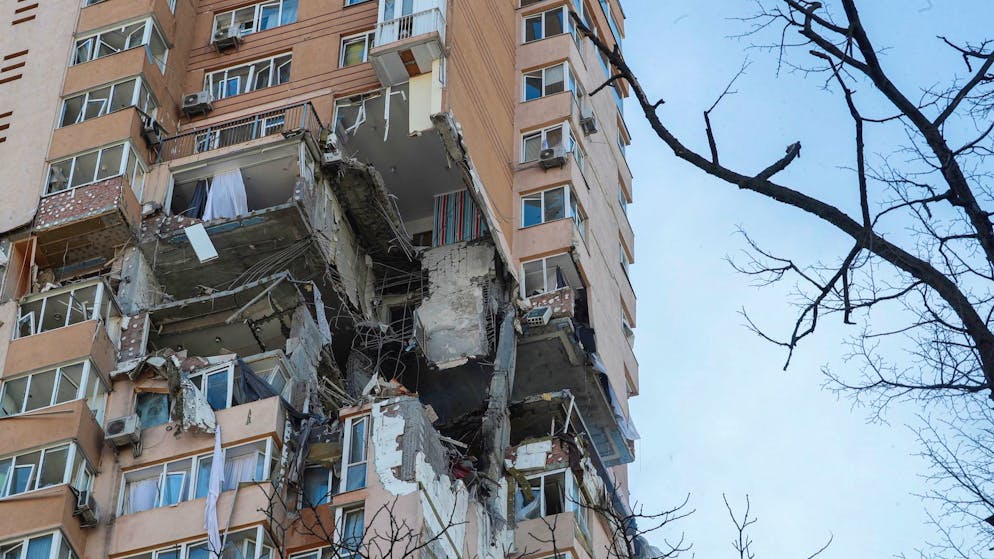 Dieses von der Nachrichtenagentur EPA aufgenommene Foto ist echt. Es zeigt ein Hochhaus in Kiew.