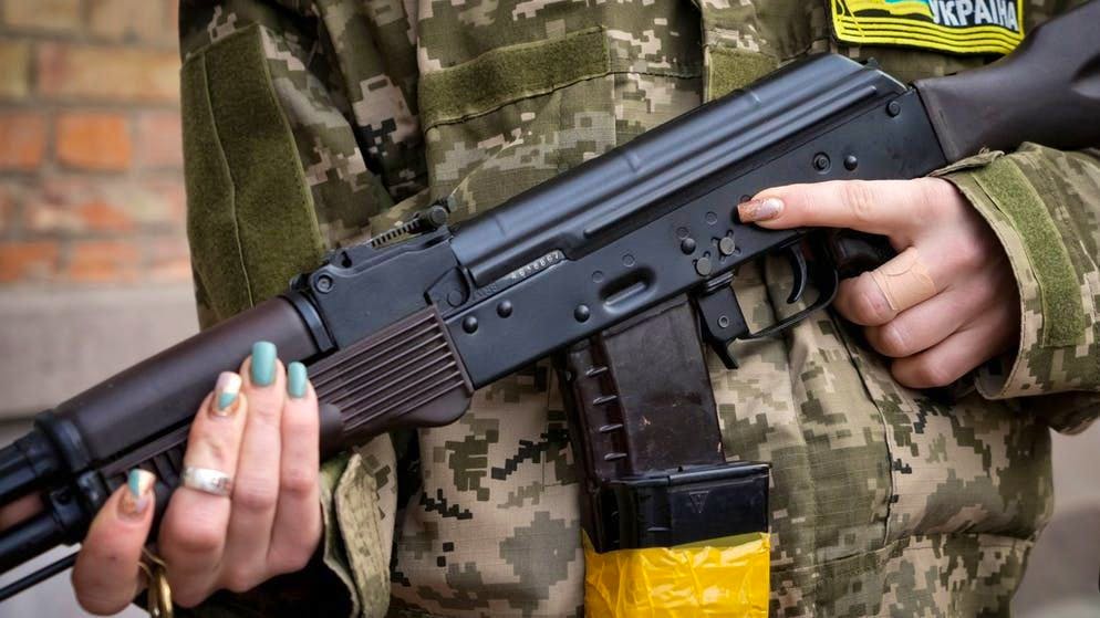 I militari professionisti russi dovranno combattere contro un esercito composto anche da volontari, come questa ragazza che imbraccia un fucile a Charkiw, seconda città più importante dell'Ucraina (a est del Paese)