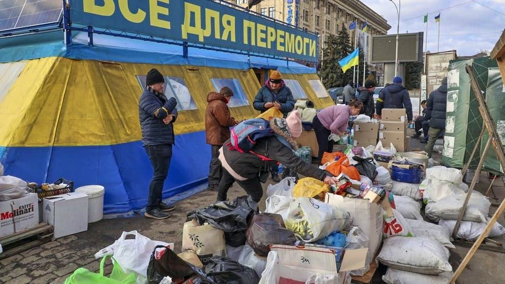 Il popolo ucraino sta raccogliendo aiuti umanitari nella città di Kharkiv, teatro in queste ultime ore di violenti scontri.