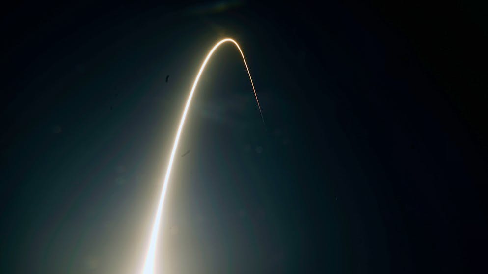 SpaceX hat bereits tausende Starlink-Satelliten ins All geschickt, wie hier im April 2021 von Florida aus.