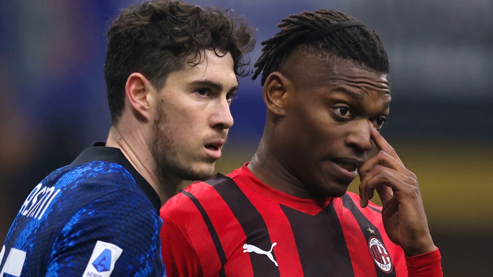 MILAN, ITALY - FEBRUARY 5: Alessandro Bastoni of FC Inter Milan keeps a close guard of Rafael Leao of AC Milan during the Serie A match between FC Internazionale and AC Milan at the Giuseppe Meazza Stadium on February 5, 2022 in Milan, Italy.  (Photo by Jonathan Muskrupp/Getty Images)