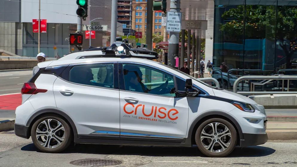 Autonomes Fahren. Robotertaxi flüchtet vor Polizeikontrolle