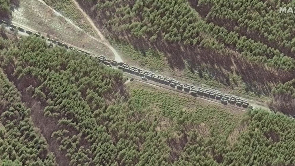 Le nuove immagini satellitari di Maxar Technologies mostrano una colonna lunga oltre 60 km di blindati, tank, pezzi di artiglieria e altri veicoli logistici diretti verso Kiev.