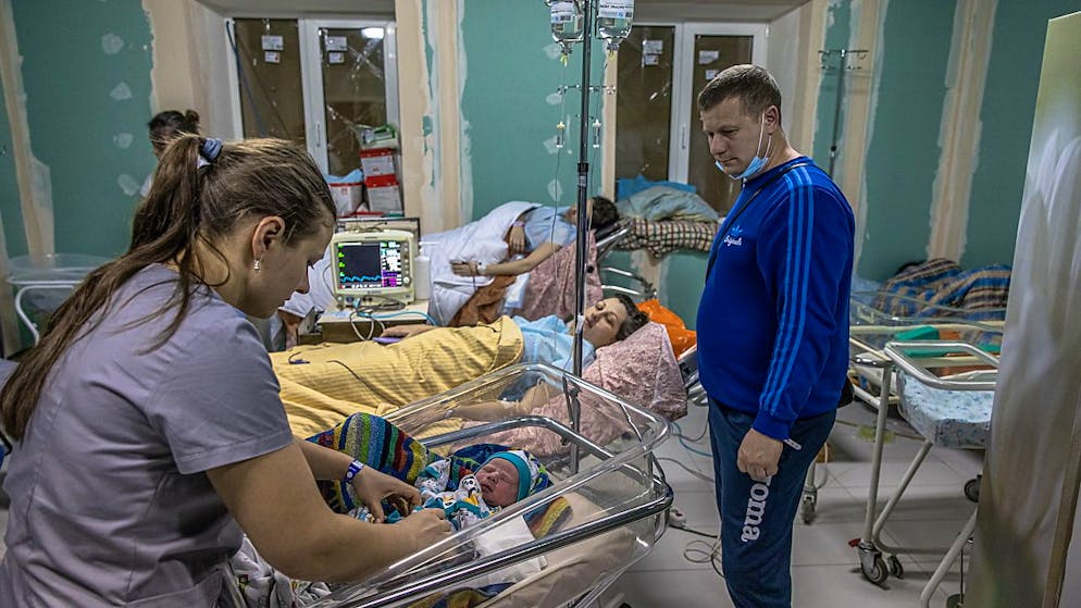 La maternità di un ospedale di Kiev trasferita nei sotterranei. L'Oms chiede di istituire un corridoio umanitario.