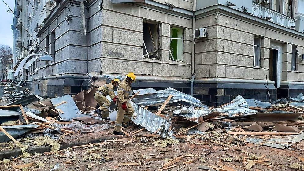 I pompieri ucraini mercoledì sono intervenuti nella città di Kharkiv, conquistata poi in serata dall'esercito russo.